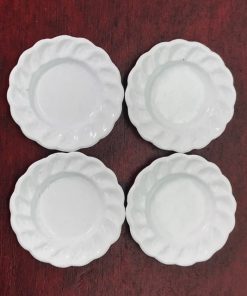 Assiettes blanches en métal