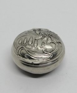 Boîte à pilules en argent massif, avec motifs d&rsquo;iris, Art Nouveau.