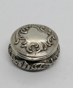 Boîte à pilules, argent massif, décor rocaille sur fond travaillé, Art Nouveau, Paris vers 1900.