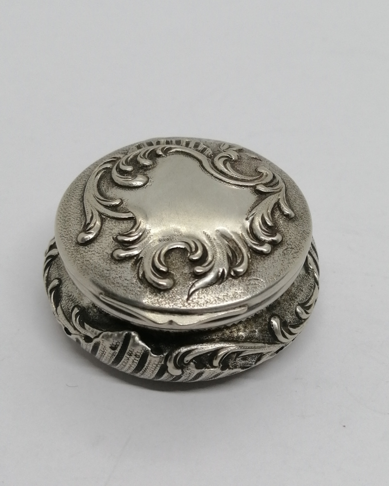 Boîte à pilules, argent massif, décor rocaille sur fond travaillé, Art Nouveau, Paris vers 1900.