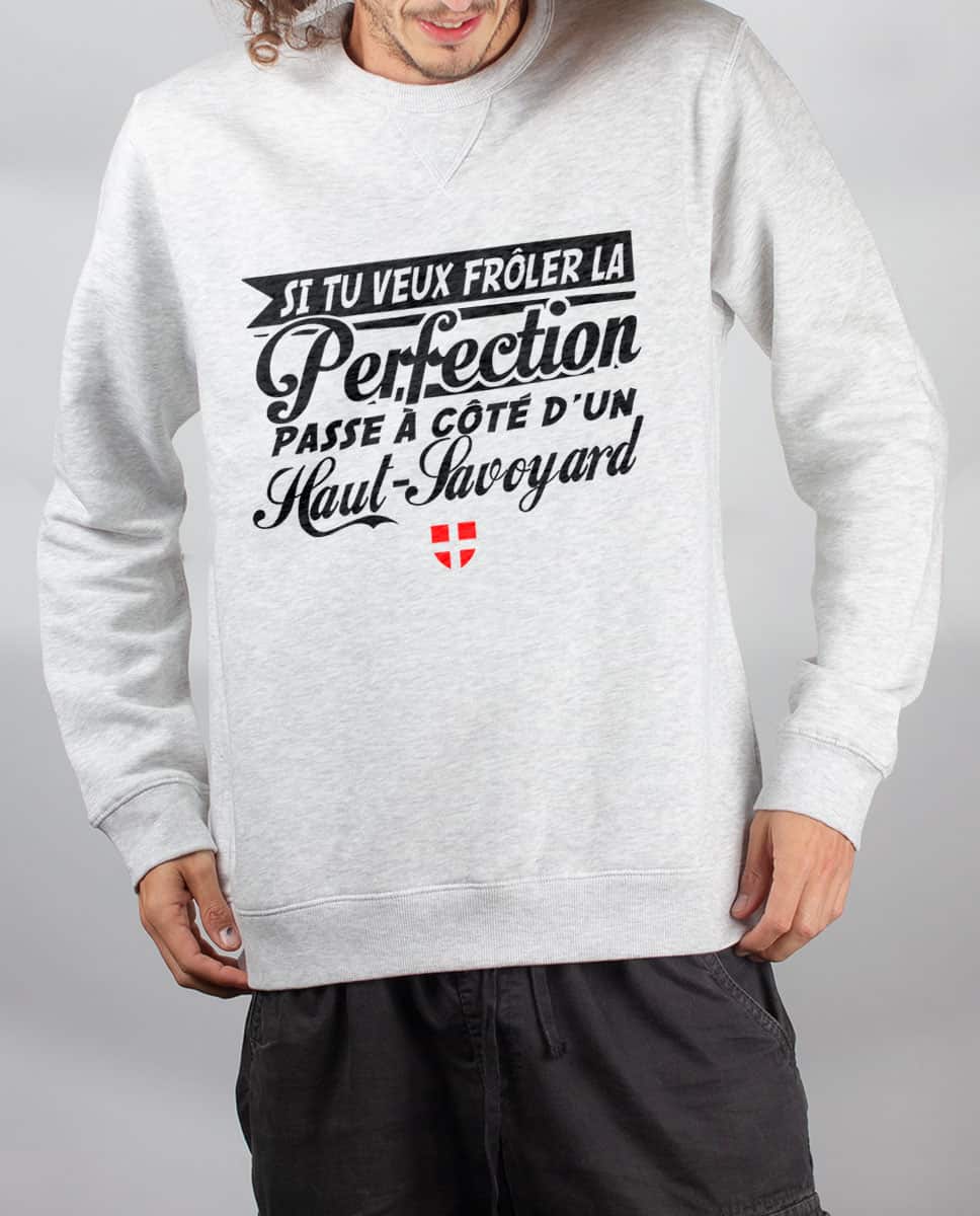 PULL HOMME : FRÔLE LA PERFECTION PASSE À CÔTÉ D’UN HAUT SAVOYARD