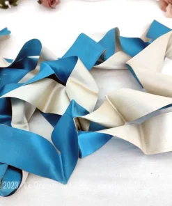 Superbe long ruban satin bicolore bleu et gris argent