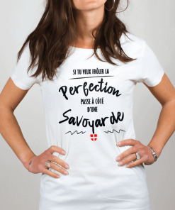 T-SHIRT FEMME : FRÔLE LA PERFECTION PASSE À CÔTÉ D’UNE SAVOYARDE