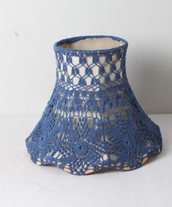 Abat-jour en crochet bleu