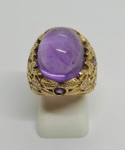 Bague or jaune, avec gros cabochon d&rsquo;améthyste, monture feuillagée pavé de diamants, création.