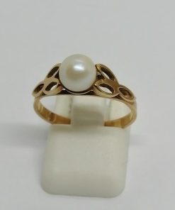 Bague en or jaune avec perle de culture.