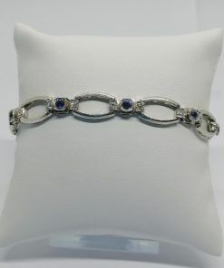 Bracelet en or gris, avec sertie de saphirs et diamants, maille Art Déco, vers 1925-30.