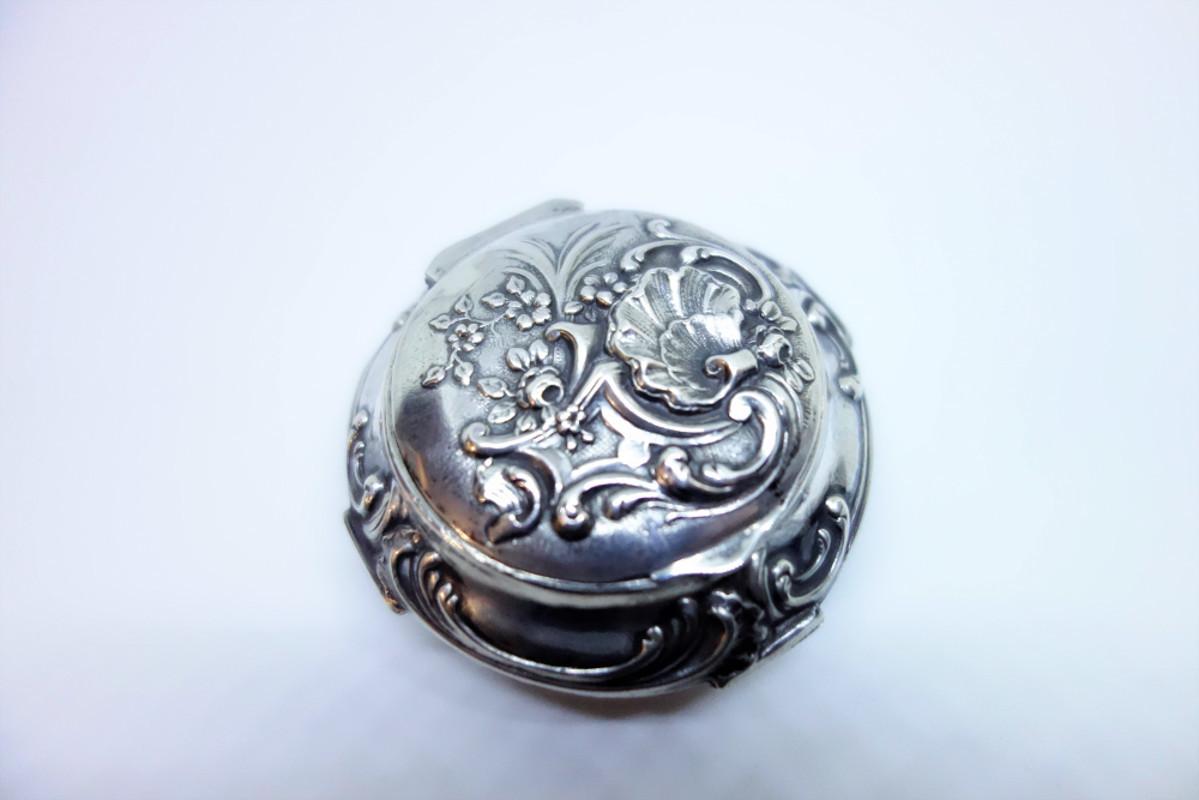 Boîte argent pilulier, superbement ouvragée, travail Français. – Image 2