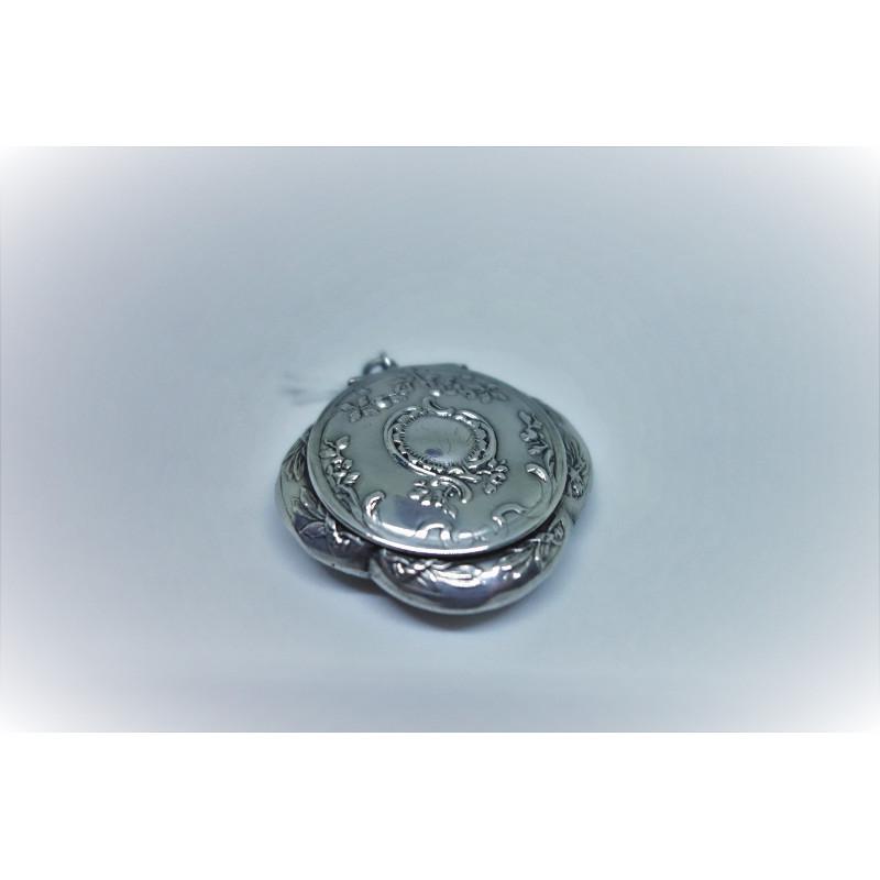 Petite boîte argent quadrilobé.