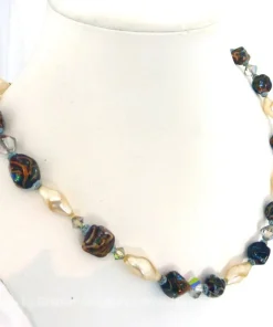 Ancien collier de perles verre nacrées et pierres