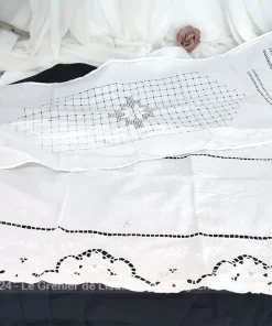 Duo de napperons vintages en coton blanc avec broderies