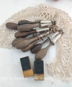 Assortiment anciens fuseaux, col dentelle et tampons