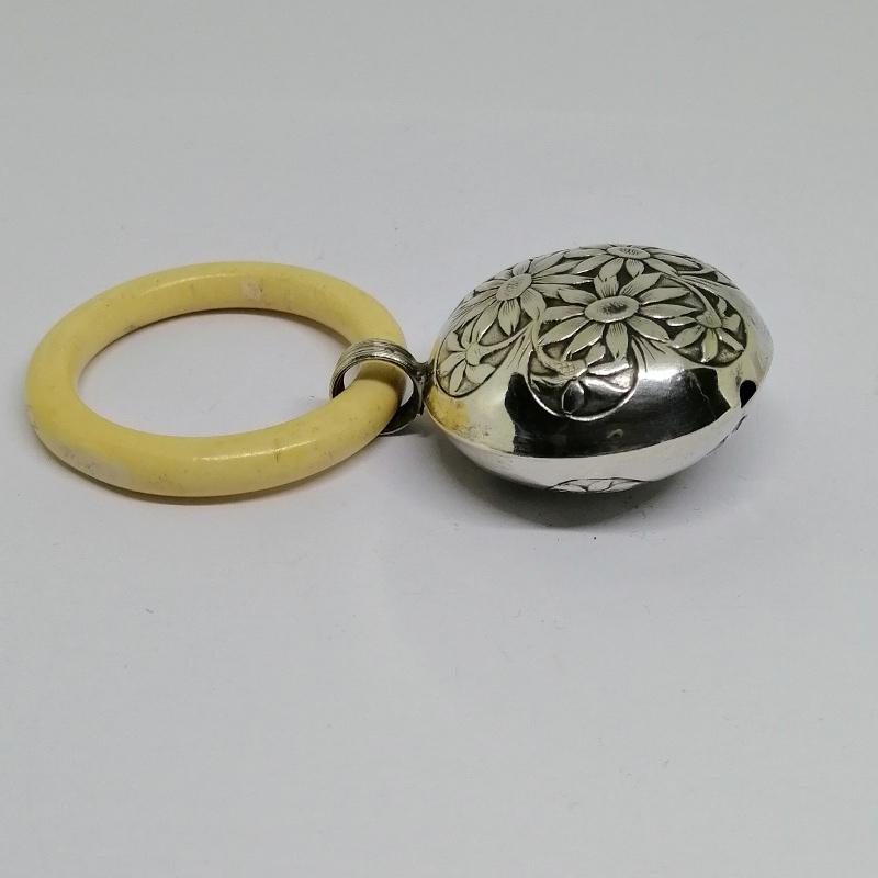 Hochet argent avec marguerites. – Image 4