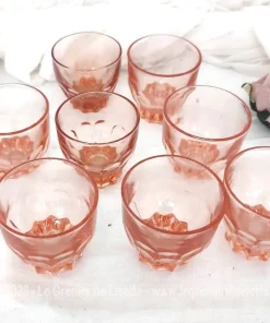 Lot de huit petits verres vintages moulé saumon