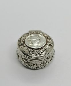 Boîte à pilules argent, avec décor floral et une divinité, signé, 1900 Art Nouveau.