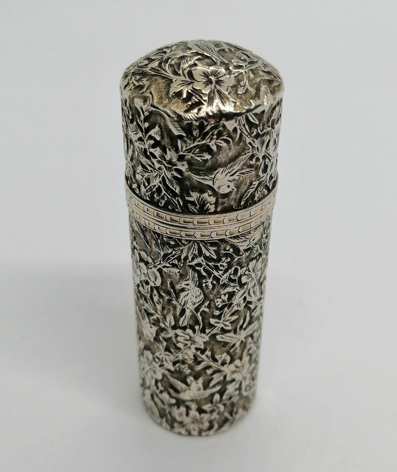 Flacon à sels ou de pâmoison, tout en argent, riche décor de végétaux et de divers oiseaux, 1900. – Image 2