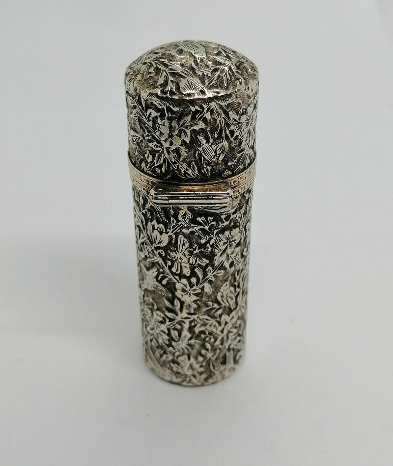Flacon à sels ou de pâmoison, tout en argent, riche décor de végétaux et de divers oiseaux, 1900. – Image 3