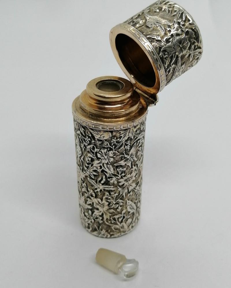 Flacon à sels ou de pâmoison, tout en argent, riche décor de végétaux et de divers oiseaux, 1900. – Image 7