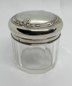Pot en cristal transparent et couvercle argent, 1900-20.