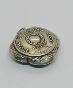Boîte à pilules, argent, quadrilobé, et motifs végétaux, vers 1900-20.