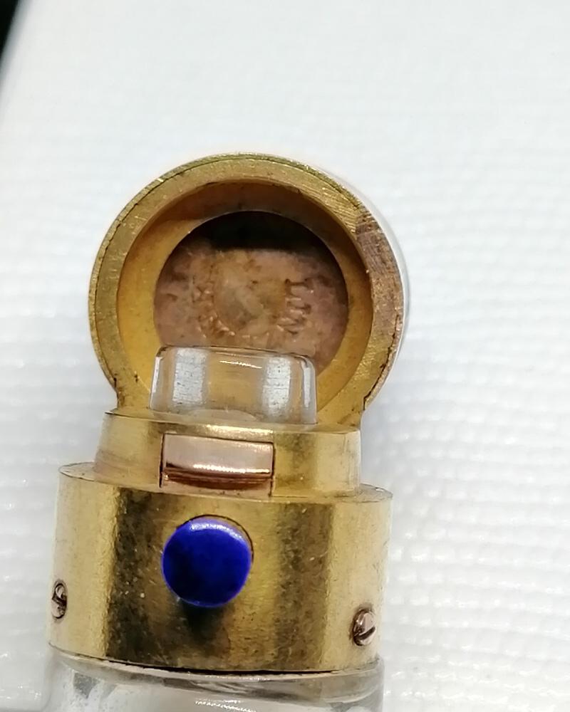 Flacon à sel, monture en or, et cabochon de Lapis-Lazuli, orfèvre Robert Linzeler, Paris. – Image 6