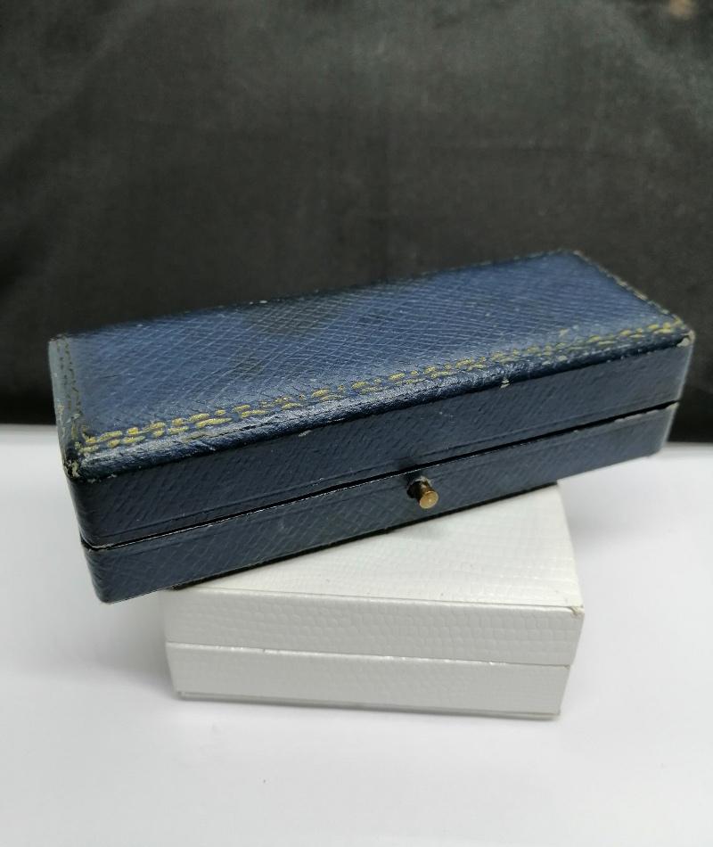 Flacon à sel, monture en or, et cabochon de Lapis-Lazuli, orfèvre Robert Linzeler, Paris. – Image 9