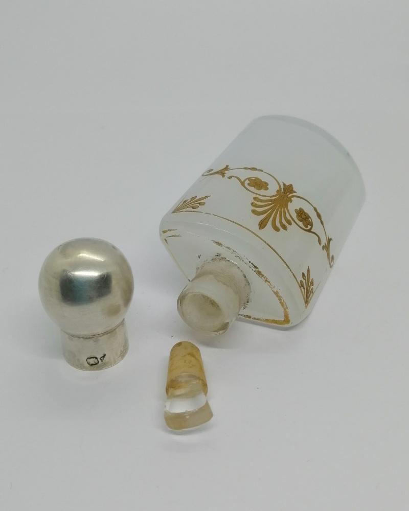 Cave à senteurs, argent massif, trois flacons en verre opalescent, 1900-20, Eugène Collet , Paris. – Image 5