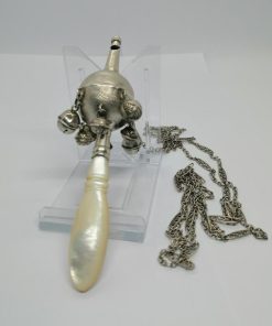 Hochet pour bébé, avec manche en nacre, grelots et sifflet, et sa chaîne, vers 1860.