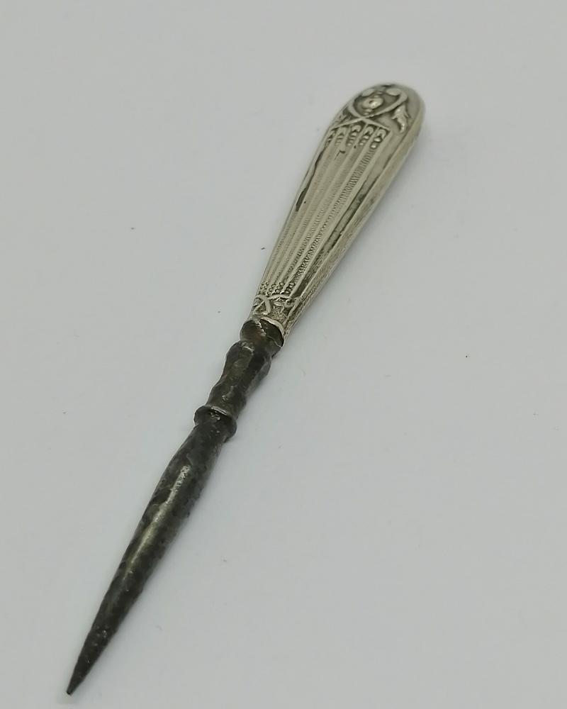 Poinçon de broderie, argent massif et acier, modèle frise végétal, vers 1900-20.