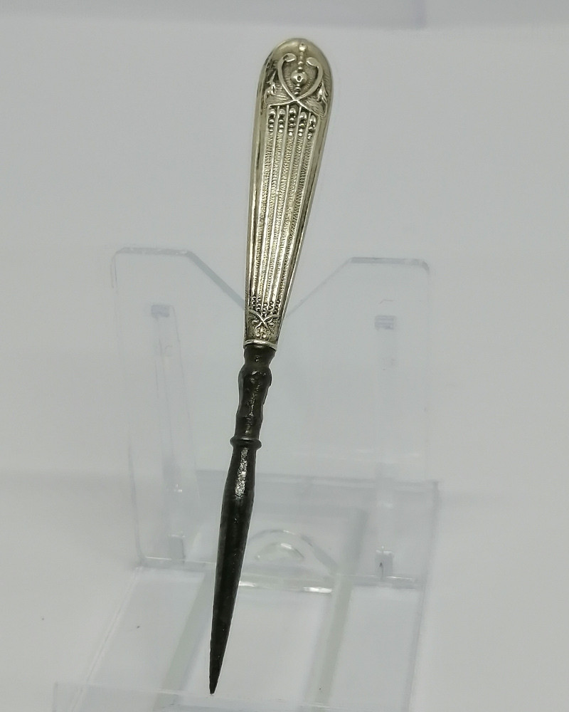 Poinçon de broderie, argent massif et acier, modèle frise végétal, vers 1900-20. – Image 4