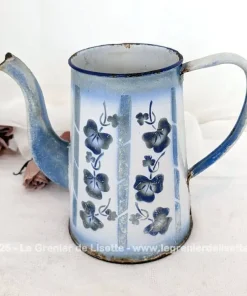 Ancienne cafetière émaillée bleu pâle décors guirlandes fleurs