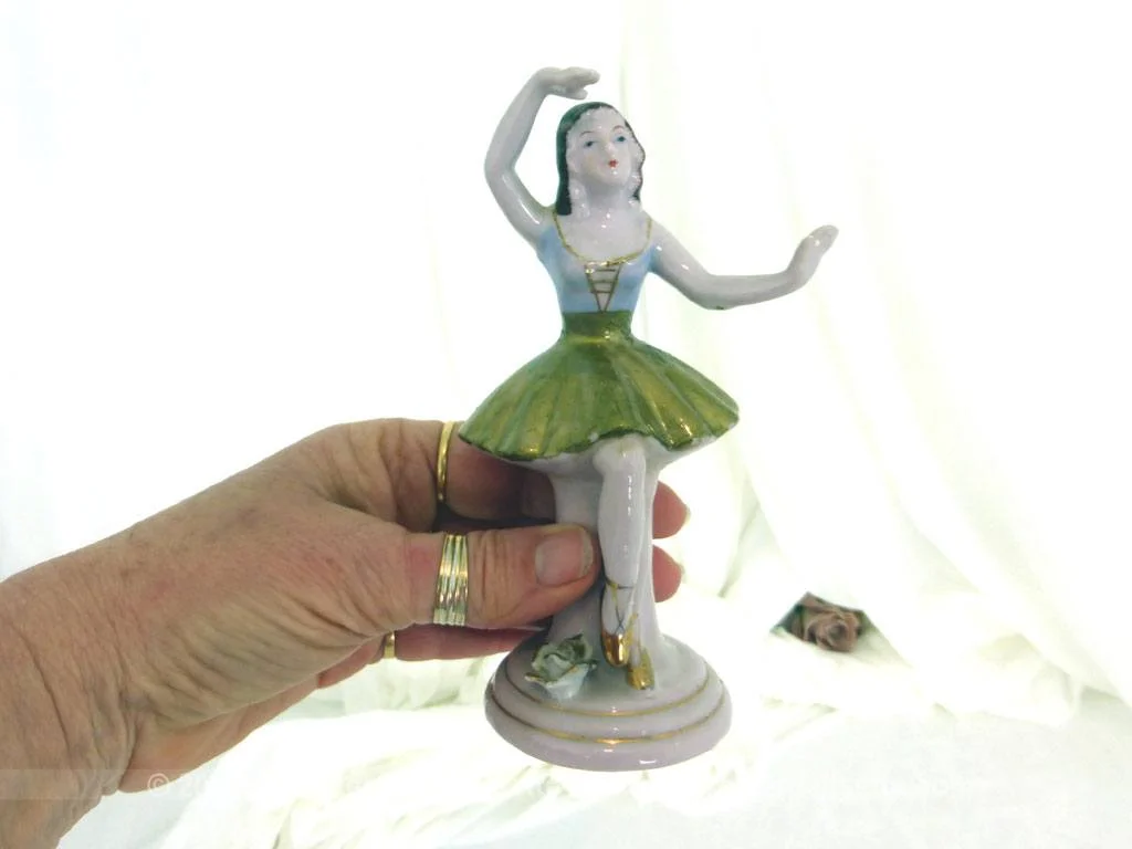 Figurine céramique danseuse jupe piédestal – Image 3